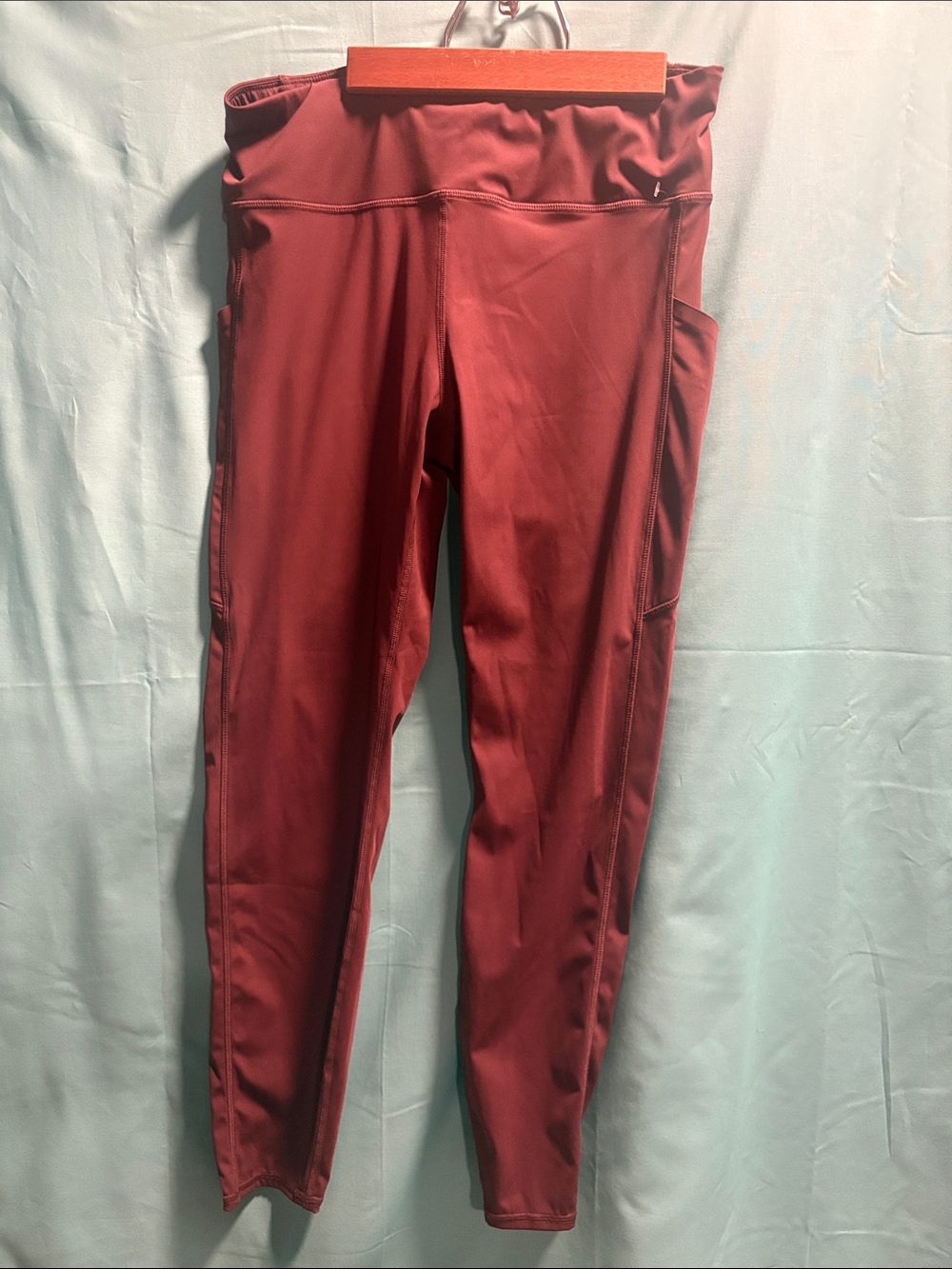 Vuori High-Rise Performance Leggings in Brick